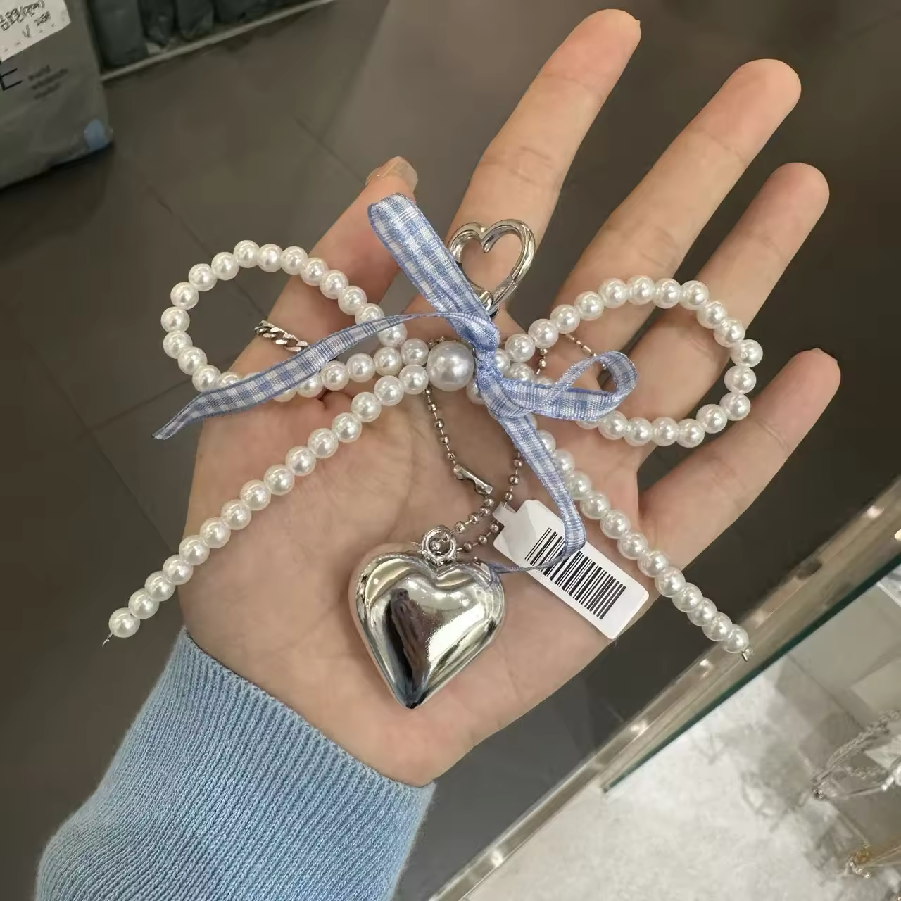 Pearl pendant with blue bow
