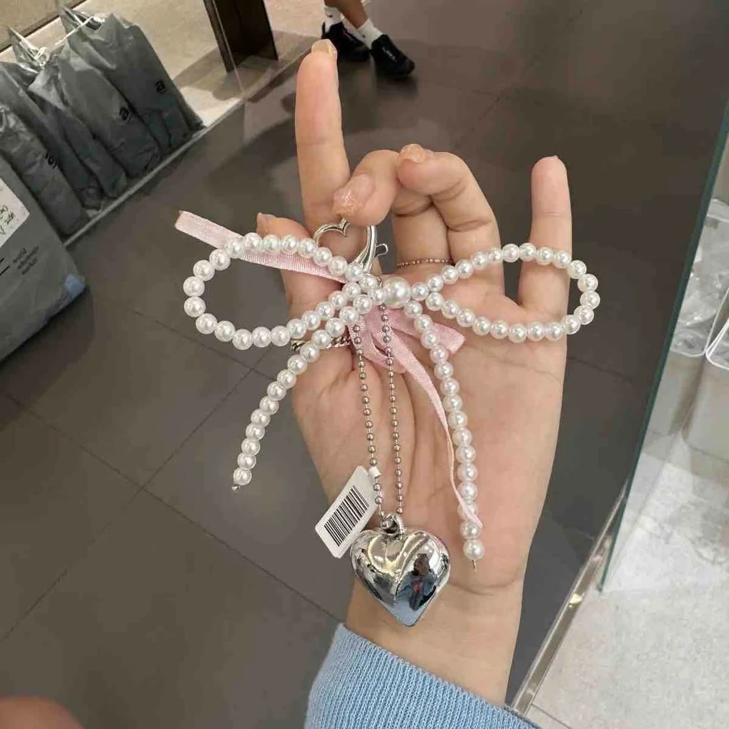 Pearl pendant with pink bow