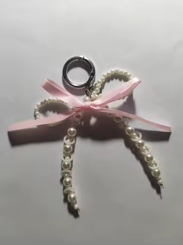 Pearly pendant with heart and pink bow
